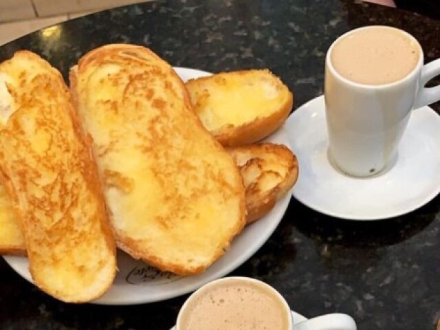 Pão na chapa e café com leite