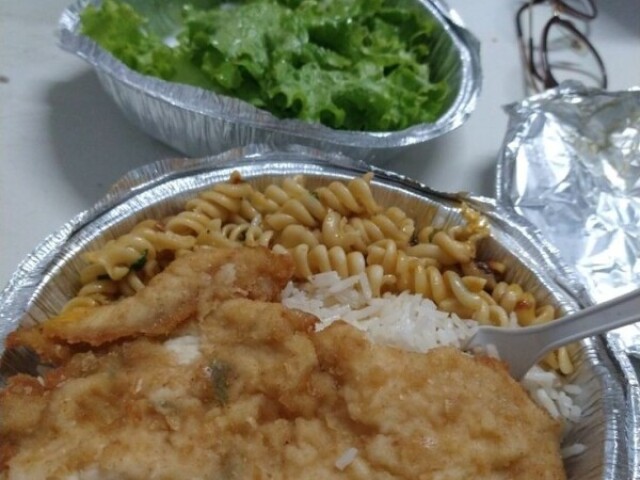 Arroz, feijão, frango empanado, macarrão e salada de alface