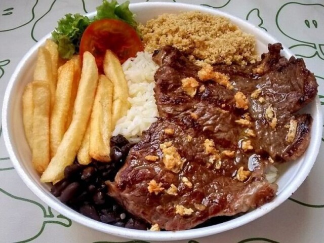 Bife acebolado, batata frita, arroz, feijão preto e farofa