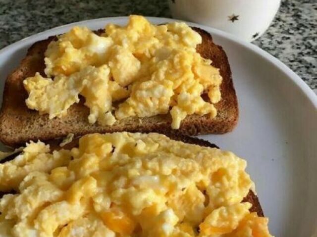 pãozinho com ovo, bem tradicional 🍞🥚