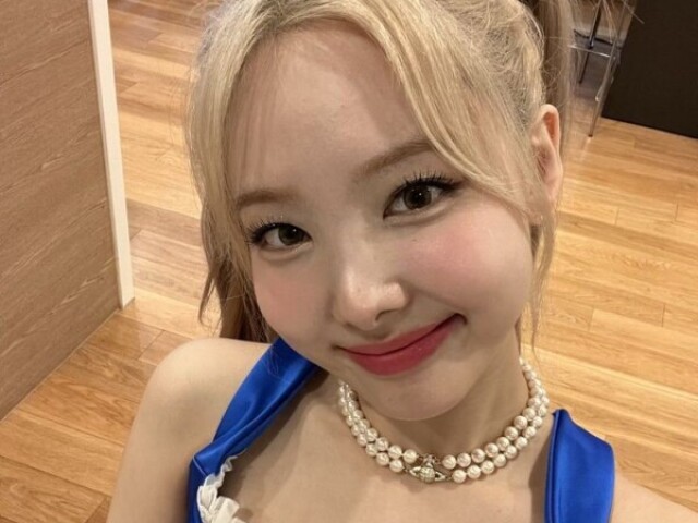 Nayeon-cantora, dançarina e compositora
Faz parte do grupo de k-pop Twice
Músicas feitas por ela e pelo Grupo: POP! /SET ME FREE...