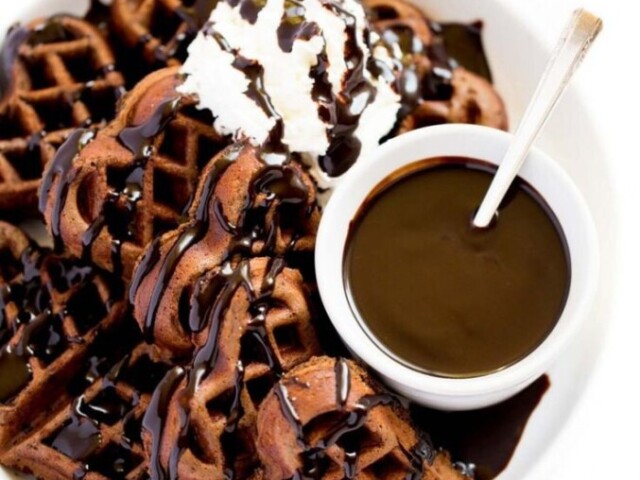 Waffles com calda de chocolate 🖤