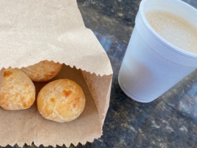 Pão de queijo e leite com café