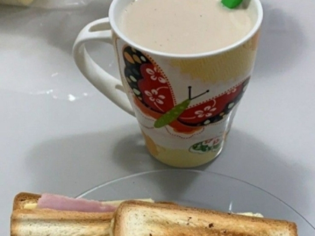 Sanduíche de presunto e Mussarela e yorgut (ou café não sei o que é isso só finge ok?)