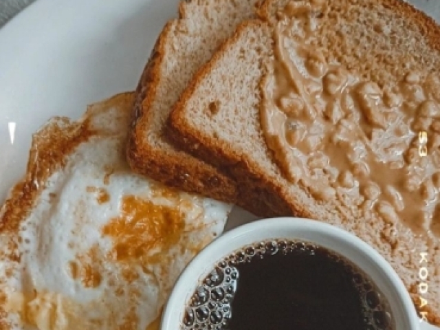 Pão, ovo e café básico mas bom