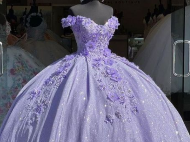 (Cobre o pé e parece aqueles vestidos de princessa)