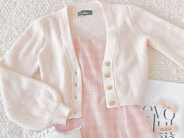 𝘍𝘰𝘧𝘪𝘯𝘩o✨
e um vestido curto, vai até o joelho.