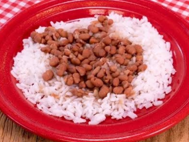 Feijao por sima do Arroz