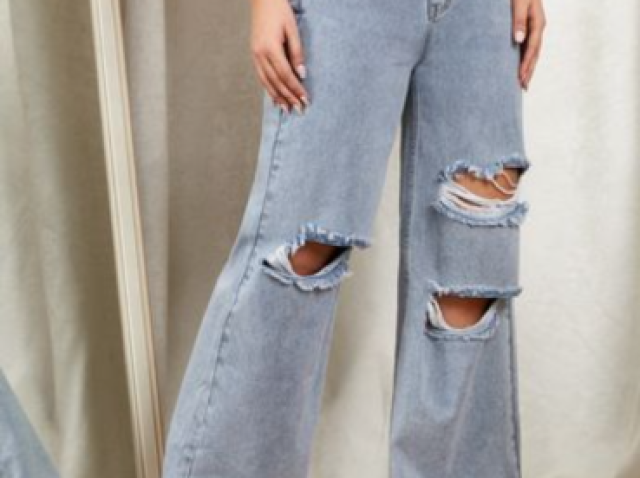 Calça jeans boca de sino pequena