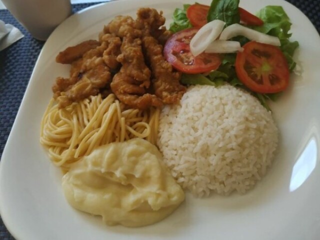 Algum tipo de carne ou frango junto com salada, purê de batata, macarrão e arroz