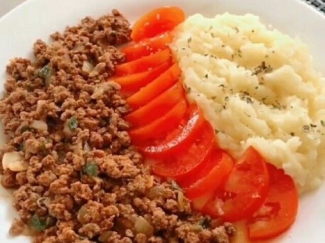 PurĂȘ de batata, salada de tomate e guizado