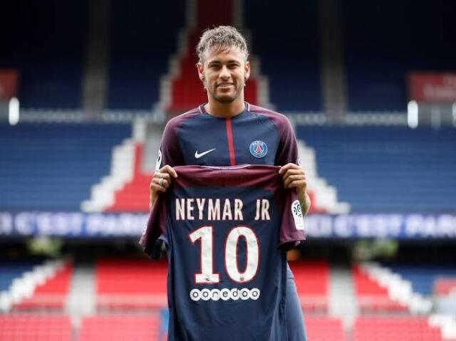 Neymar
Barcelona → PSG