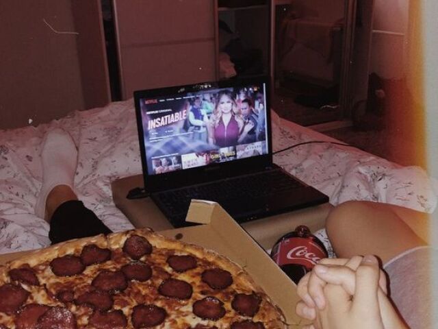 Netflix + Pizza + Cama