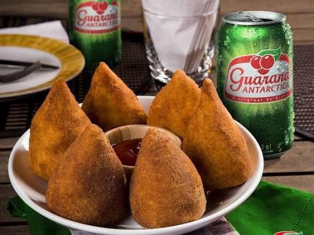 Coxinha e refrigerante