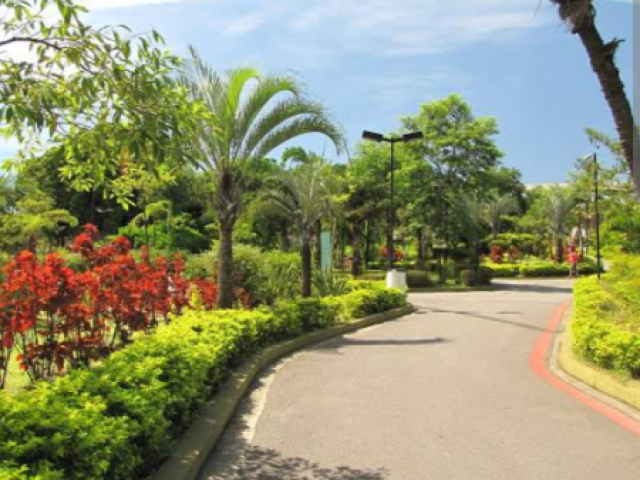 Uma Praça, andar, tomar sorvete, fazer uma caminhada, e relaxar no solzinho da tarde🌞