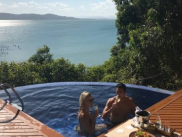 Piscina na casa do seu namorado, com petiscos, brincadeiras e dps vocês vão tomar um banho juntos e jogam vídeo game🍻🏊