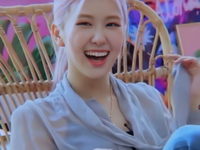 Rose - A sério
Sn - Sim
Rose - Ah e qual será o nome???
Sn - Sn se for menina e sr se for menino (você é que escolhe os nomes)
Rose - Posso te beijar ?
Sn- Claro
Rose- Eu estou muito feliz
Sn- Eu também