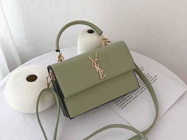 Uma bolsa verde claro :^