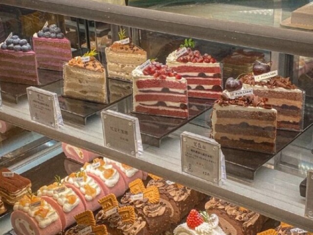 Ir na confeitaria e comer diversas tortas deliciosas!