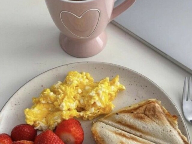 Ovo mexido, pãozinho, morango e leite,hmm