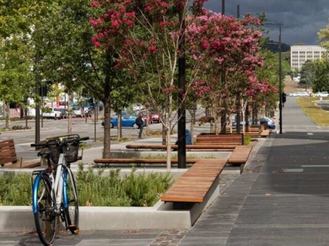 Na praça para andar de bicicleta