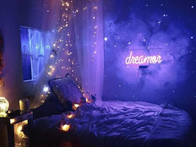 Um quarto roxo com lua e estrelas 💫