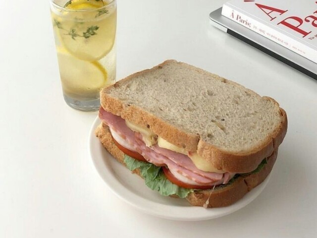 Suco da fruta e sanduíche !🥪