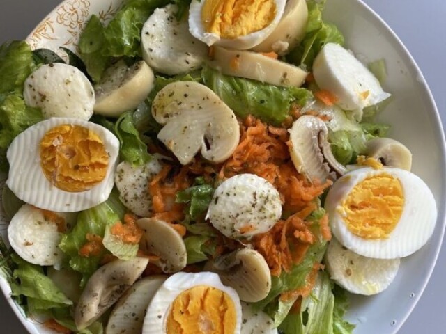 Saladinha com ovo cozido cenoura e cogumelo🍄