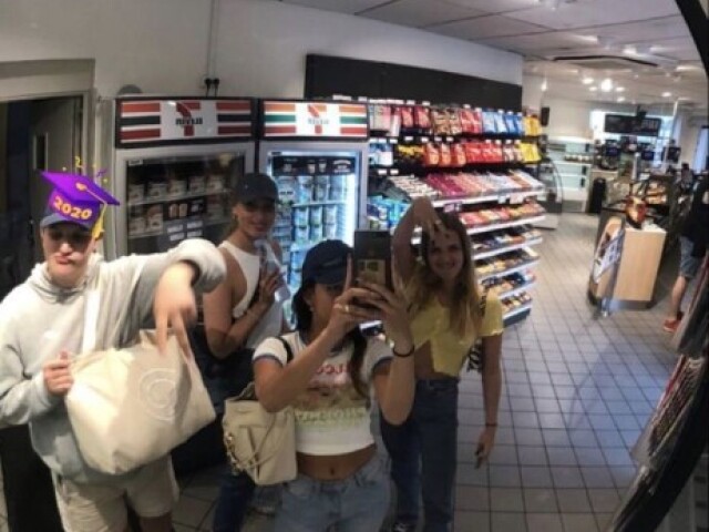 Besties e namorado: passear nas lojinhas🛍️