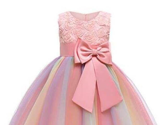 esse vestido lindo cheio de cores um laço em um lugar estrategicamente localizado para parecer mais chique e bonito