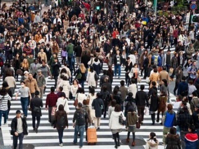 Outros impactos ambientais que a superpopulação pode causar incluem o esgotamento de recursos naturais, especialmente combustíveis fósseis .