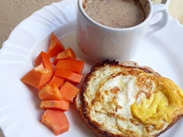 pão com ovo frito mamão e achocolatado.