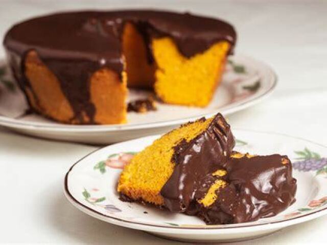 só um bolinho de cenoura com cobertura de chocolate.