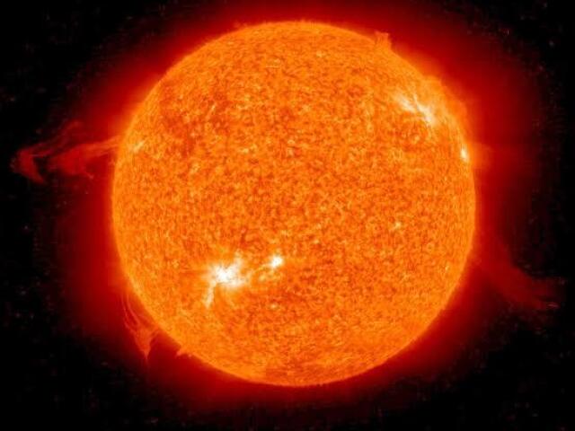 Da qui a 5 bilhões de anos o sol vai se transformar em um processo de expandir o núcleo solar, isso quando todo o combustível solar (hidrogênio) estiver transformado em hélio o sol vai se tornar uma gigante vermelha e colapsara deixando uma anã branca