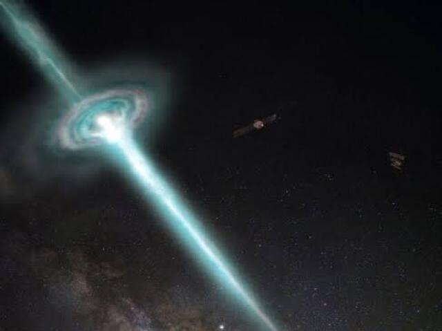 Gama rays burts ou
Raios gama se consiste em radiação eletromagnética formada por fotons, e/ ou matéria expelida a altas velocidades. Age arrancando elétrons de matéria, sendo encontrada em buracos negros supermassivos em atividade, estrelas de nêutrons e em kilonovas. Em suma não se sabe exatamente como ocorre este evento.