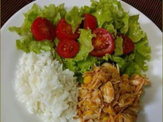 Arroz, Frango desfiado e salada de alface e tomate.