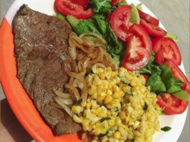 Bife acebolado,salada de alface e tomate e milho.