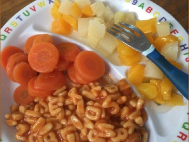 Macarrão de letrinha, cenoura, abóbora e chuchu.