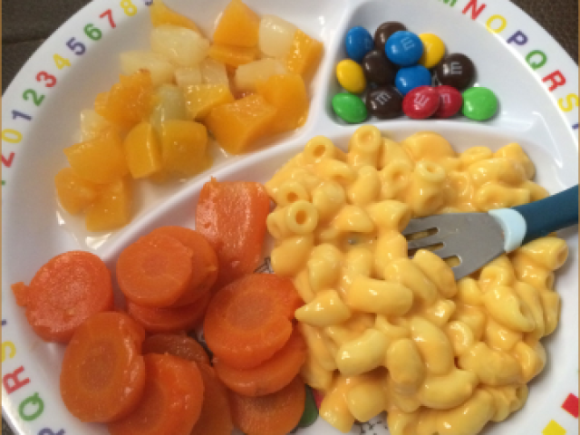 Macarrão com queijo, cenoura, abóbora e chuchu.
(Ignorem o doce)