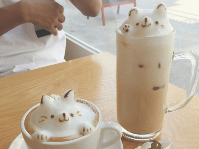 Comer em um cute/neko café