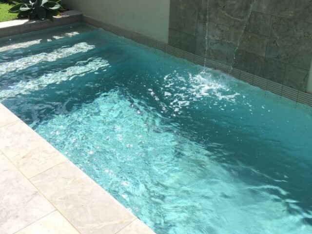 Nadamos na piscina da casa dela