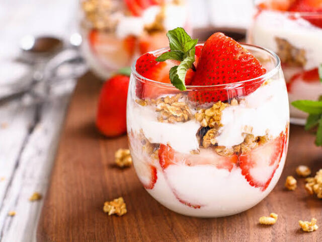 Iogurte com granola e frutinhas bem nétchural