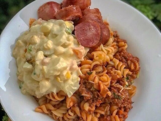 Macarrão a bolonhesa, linguiça Toscana e salada de maionese