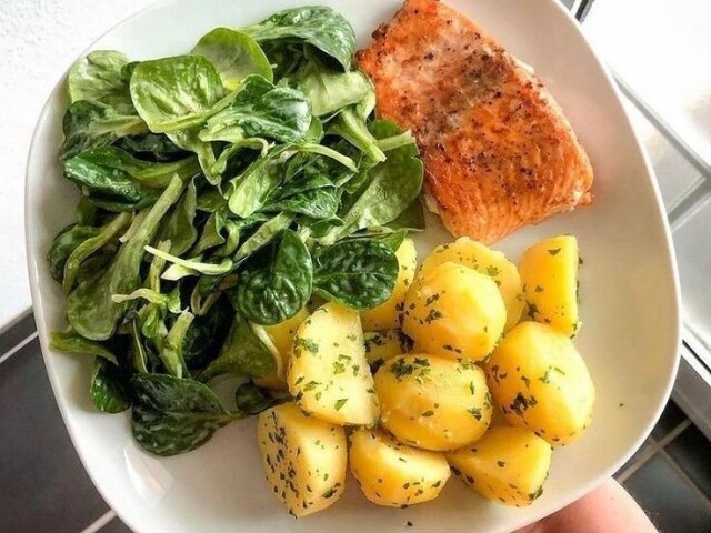 Salmão, salada de rúcula e agrião e batata temperada.