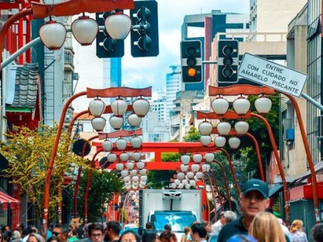 Vou na liberdade durante o dia e como comidas asiáticas