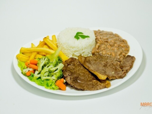 Arroz, feijoada, bifi, fritas e strogonoff