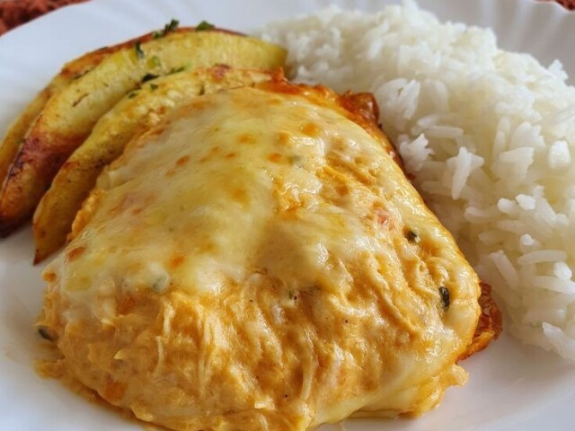 Fricassê de frango, arroz e batatas