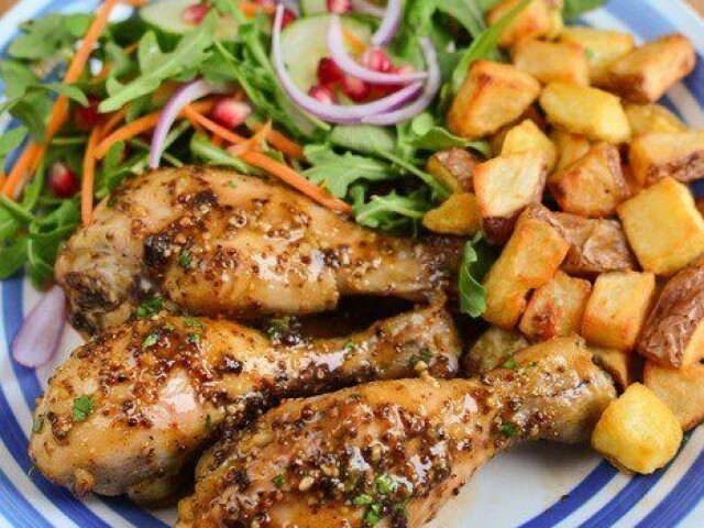 Coxas de frango suculentas, batatinhas e salada mista