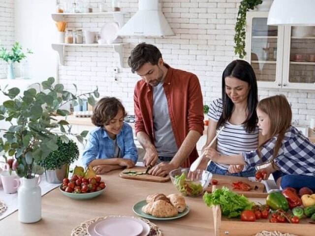 Adora cozinhar e passar o tempo com a família.