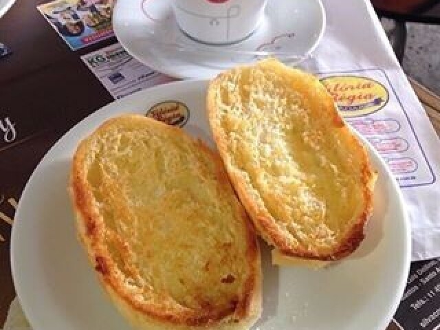 Pão frito na chapa e café quentinho com leite